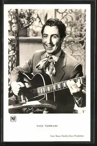 AK Schauspieler Vico Torriani mit Gitarre
