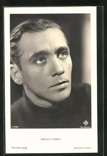 AK Schauspieler Albert Hehn schaut nach oben