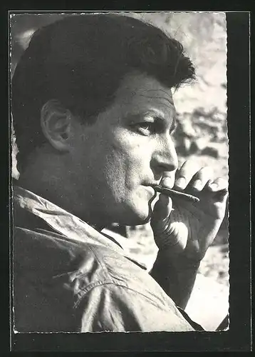 AK Schauspieler Carlos Thompson mit Zigarette