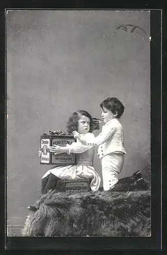 Foto-AK Kinderpaar mit Kartons, Reklame für Stemler Zwieback