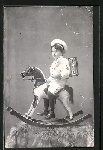 Foto-AK Junge auf Schaukelpferd mit Karton, Reklame für Stemler-Zwieback