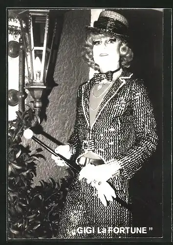 AK Travestie-Künstler Gigi LaFortune im Bühnenkostüm
