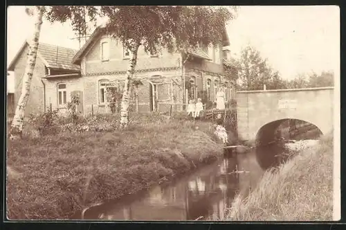 Foto-AK Sassenburg, Chr.-Helms-Brücke am Haus Böse