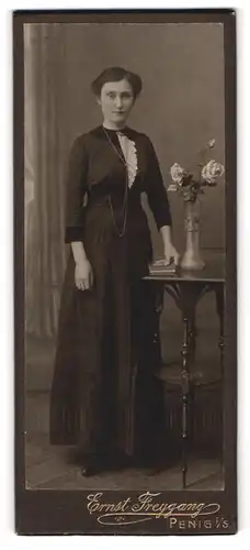 Fotografie Ernst Freygang, Penig i. S., Portrait elegante Dame mit Buch und Rosen