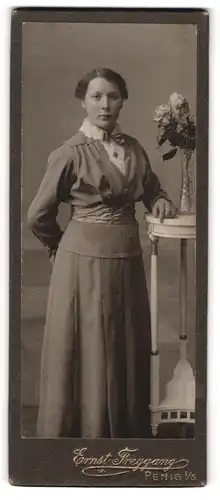Fotografie Ernst Freygang, Penig i. S., Portrait junge Frau mit Kragenschleife und Rosen