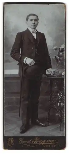 Fotografie Ernst Freygang, Penig i. S., Portrait junger Herr im Anzug mit Spazierstock und Hut