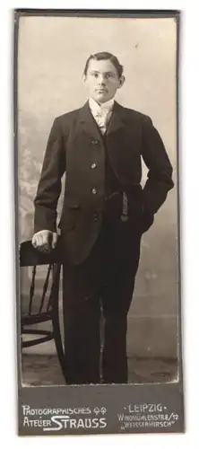 Fotografie Atelier Strauss, Leipzig, Windmühlenstr. 8, Portrait junger Herr mit Uhrenkette und Hand in der Hosentasche