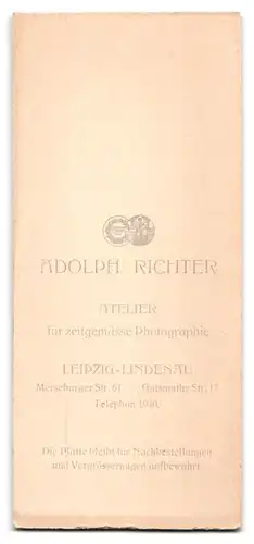 Fotografie Ad. Richter, Leipzig-Lindenau, Merseburger Str. 61, Portrait Dame in weisser Spitzenbluse und Buch