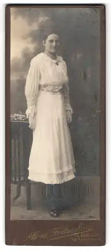 Fotografie Alfred Fritzsching, Löbau, Gartenstrasse, Portrait hübsche junge Frau im weissen Spitzenkleid