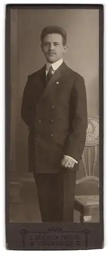 Fotografie C. Seeber, Oberwiesa, Portrait junger Mann im Anzug mit Krawatte