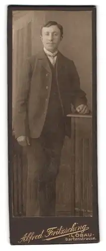 Fotografie Alfred Fritzsching, Löbau, Gartenstrasse, Portrait junger Herr im Anzug mit Schnurrbart