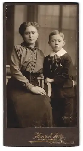 Fotografie Heinrich Fritz, Greiz, Weststr., Portrait Mutter und Knabe in festlicher Kleidung