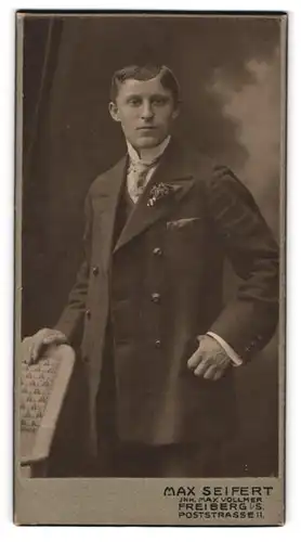 Fotografie Max Seifert, Freiberg i. S., Poststrasse 11, Portrait junger Herr im Anzug mit Ansteckblume