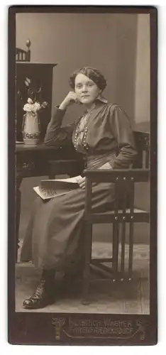 Fotografie Heinrich Wagner, Ehrenfriedersdorf, Chemnitzerstr., Portrait hübsche junge Dame mit Zeitschrift