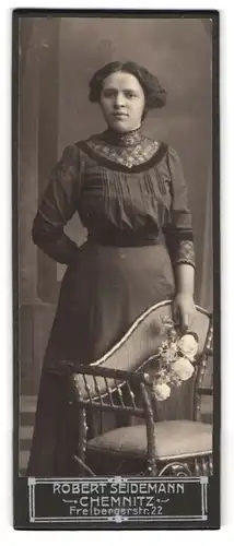 Fotografie Robert Seidemann, Chemnitz, Freibergerstr. 22, Portrait junge Frau stehend mit Blumenstrauss