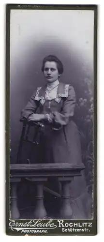 Fotografie Ernst Leube, Rochlitz, Schützenstr., Portrait Dame in elegantem Kleid mit Spitze