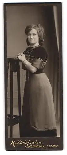 Fotografie R. Steinbacher, Salzwedel, Neuperver-Str. 38, Portrait hübsche junge Frau im modischen Kleid