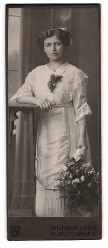 Fotografie Wilhelm Loos, Augustusburg i. Erzgeb., Marienbergerstr. 25, Portrait junge Frau im weissen Spitzenkleid