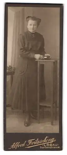 Fotografie Alfred Fritzsching, Löbau, Gartenstrasse, Portrait Mädchen mit Haarschleife und Buch