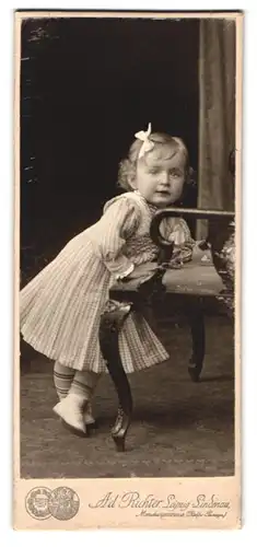 Fotografie Ad. Richter, Leipzig-Lindenau, Merseburgerstr., Portrait niedliches Mädchen mit Haarschleife und Kleid