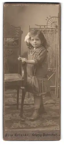 Fotografie Otto Reinicke, Leipzig-Paunsdorf, Portrait niedliches kleines Mädchen mit Haarschleife