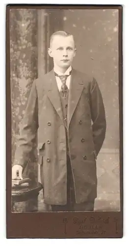 Fotografie Paul Döbrick, Döbeln, Bahnhofstr. 71, Portrait eleganter blonder junger Mann im Anzug mit Krawatte
