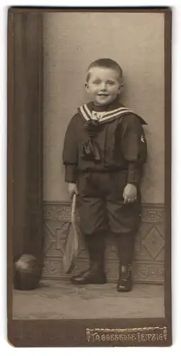 Fotografie Max Taggeselle, Leipzig, Zeitzerstr. 23, Portrait frecher Knabe im Matrosenanzug