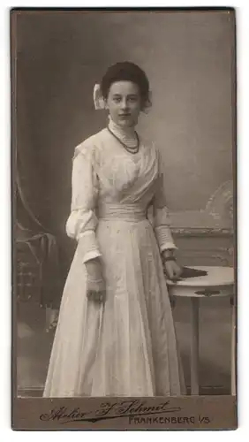 Fotografie Atelier J. Schmit, Frankenberg i. S., Portrait hübsche junge Frau mit Haarschleife und Spitzenkleid