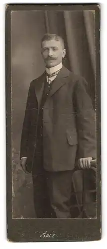 Fotografie R. Steinbacher, Salzwedel, Neuperver-Str. 38, Portrait eleganter Herr mit Seitenscheitel und Schnauzbart