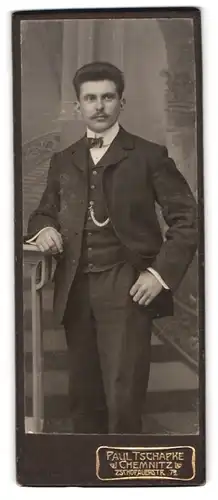 Fotografie Paul Tschapke, Chemnitz, Zschopauerstr. 79, Portrait eleganter Herr im Anzug in einer Studiokulisse