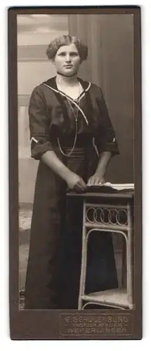 Fotografie C. Schulenburg, Weferlingen, Portrait junge elegante Dame im modischen Kleid