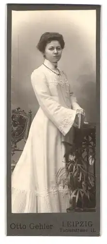 Fotografie Otto Gehler, Leipzig, Turnerstrasse 11, Portrait junge Dame im weissen eleganten Kleid