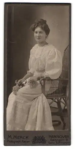 Fotografie M. Merck, Hannover, Georgstr. 8, Portrait hübsche junge Frau im weissen Spitzenkleid