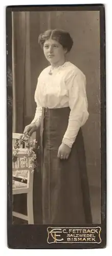 Fotografie C. Fettback, Salzwedel, Neuperverstr. 28, Portrait junge Frau in Spitzenbluse mit Strabismus