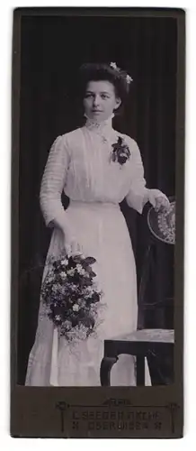 Fotografie C. Seeber Nachf., Oberwiesa, Portrait junge Dame im weissen Spitzenkleid mit Blumen