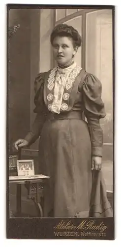 Fotografie Atelier M. Radig, Wurzen, Wettinerstr., Portrait hübsche junge Frau im edlen Kleid