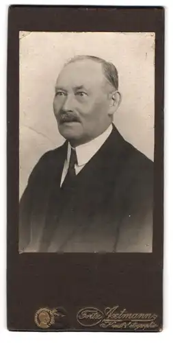 Fotografie Fritz Axtmann, Plauen i. V., Bahnhofstr. 27, Portrait betagter Herr im Anzug mit Krawatte