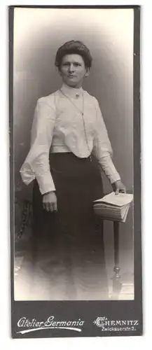 Fotografie Atelier Germania, Chemnitz, Zwickauerstr. 2, Portrait Dame mit Buch in weisser Spitzenbluse