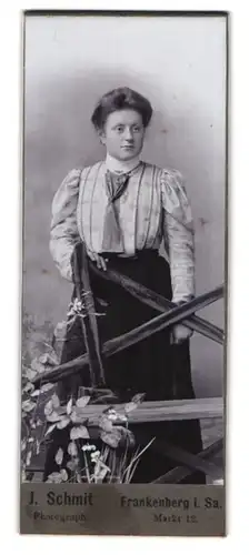 Fotografie J. Schmit, Frankenberg i. Sa., Markt 12, Portrait Dame in edler Bluse und Kragentuch