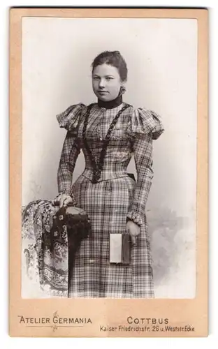 Fotografie Atelier Germania, Cottbus, Kaiser Friedrichstr. 26, Portrait junge Frau im modischen karierten Kleid