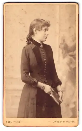 Fotografie Carl Thies, Linden-Hannover, Portrait junge Frau mit geflochtenem Zopf und Haarschleife