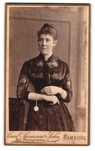 Fotografie Carl Siemsen & Sohn, Hamburg, Steindamm 52, Portrait elegante Dame mit Brosche und Armband