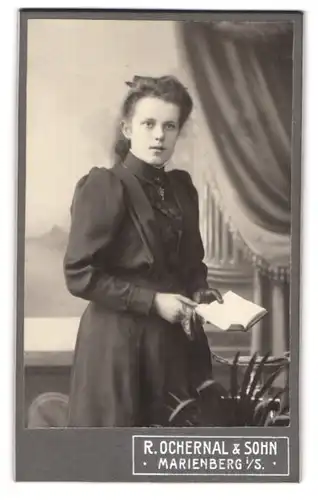 Fotografie R. Ochernal & Sohn, Marienberg i. S., Portrait Mädchen mit Haarschleife und Buch in der Hand