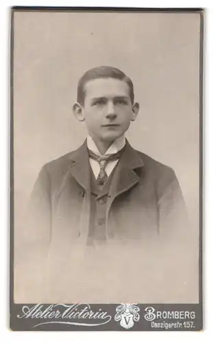 Fotografie Atelier Victoria, Bromberg, Danzigerstr. 157, Portrait junger Herr im eleganten Anzug mit Krawatte