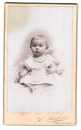Fotografie H. Richers, Hannover, Cellerstr. 146, Portrait pausbäckiges Baby guckt erstaunt