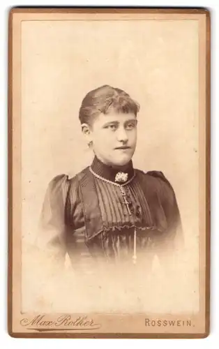 Fotografie Max Rother, Rosswein, am Markt, Portrait junge Frau in edler Bluse mit Brosche