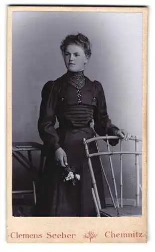 Fotografie Clemens Seeber, Chemnitz, Theaterstrasse 22, Portrait junge blonde Dame im edlen Kleid