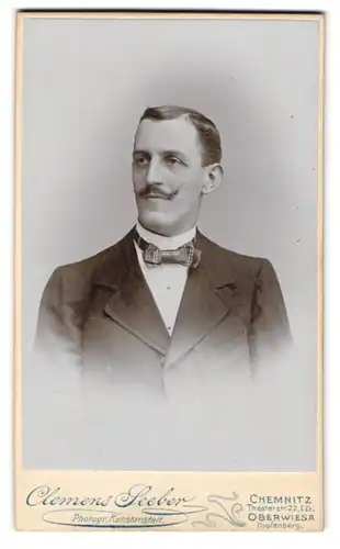 Fotografie Clemens Seeber, Chemnitz, Theaterstr. 22, Portrait eleganter Herr mit Zwirbelbart und Fliege