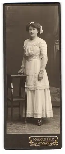 Fotografie Rudolf Pilz, Apolda, Ackerwandstr. 34, Portrait junge Dame mit Haarschleife im weissen Kleid