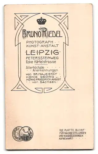 Fotografie Bruno Riedel, Leipzig, Peterssteinweg, Portrait ernster eleganter Herr mit Zwirbelbart
